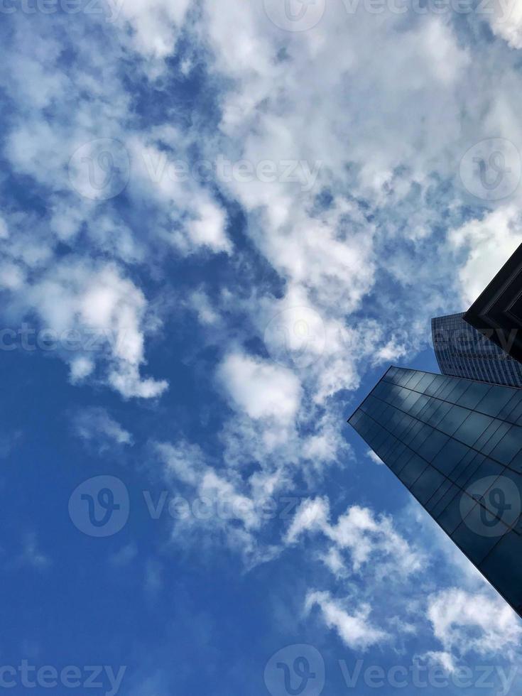 Sonniger Sommerhimmel mit Wolken foto