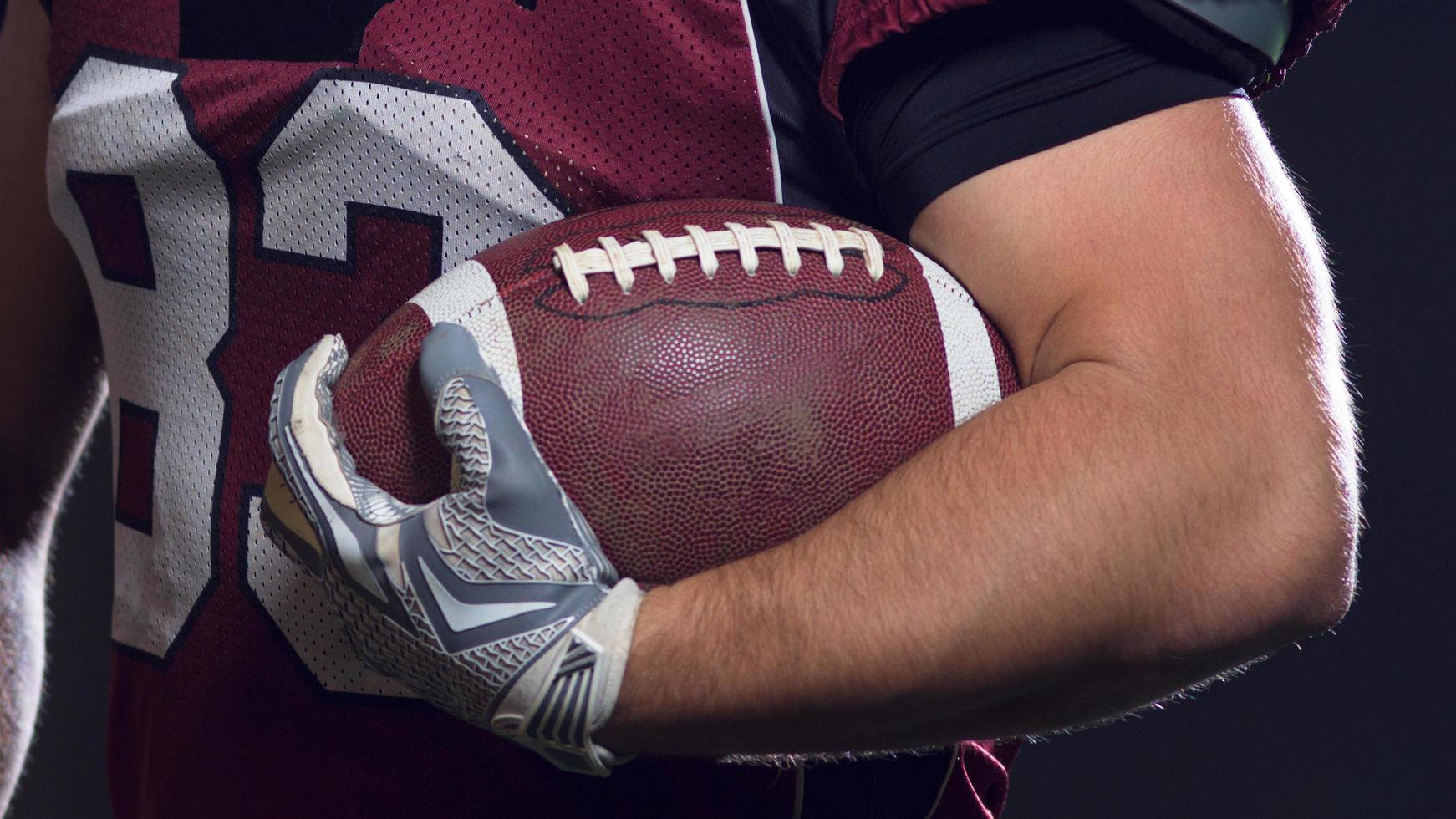 Porträt selbstbewusster American-Football-Spieler foto