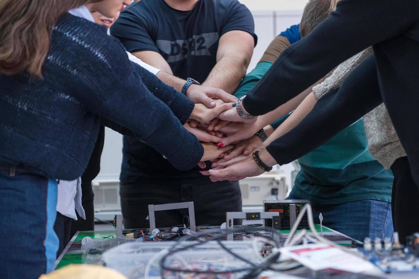 studenten feiern erfolgreich abgeschlossenes projekt foto