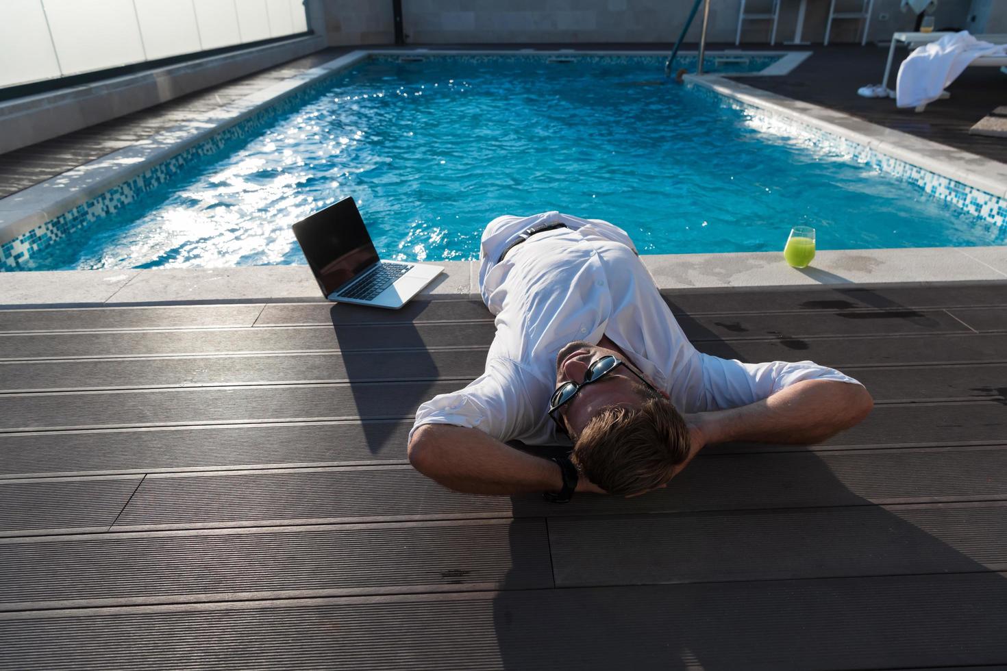 Ein moderner Senior in Freizeitkleidung genießt einen Urlaub in einem teuren Haus. selektiver Fokus foto