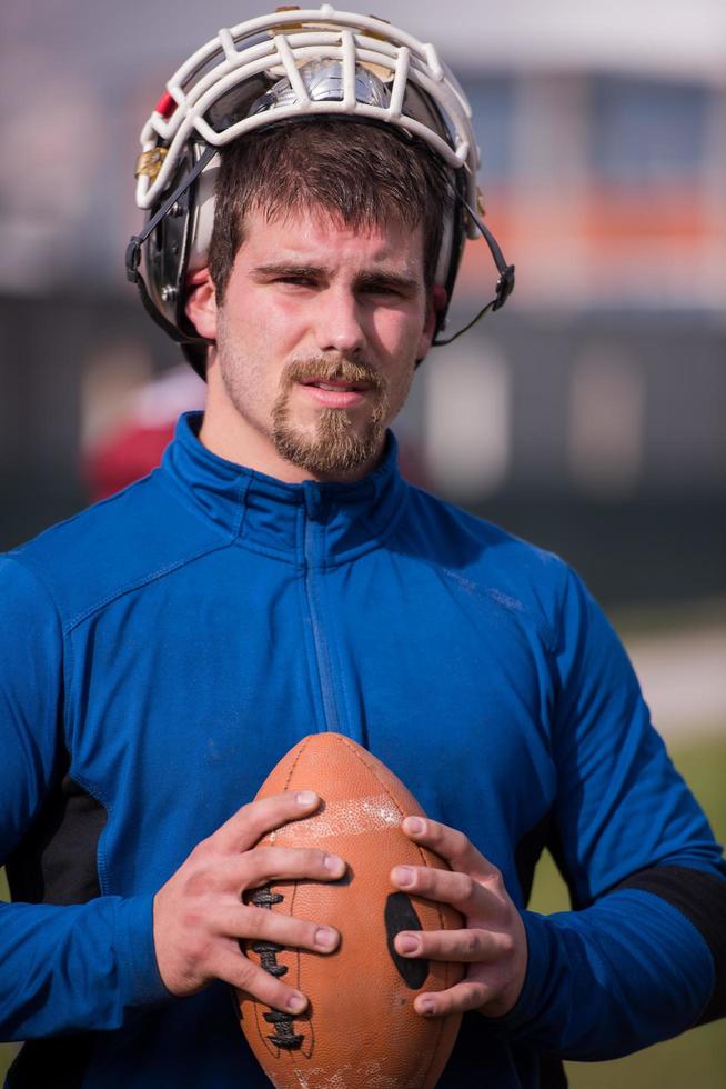 Porträt eines jungen American-Football-Spielers foto