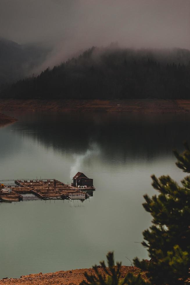 launischer See im Regen foto