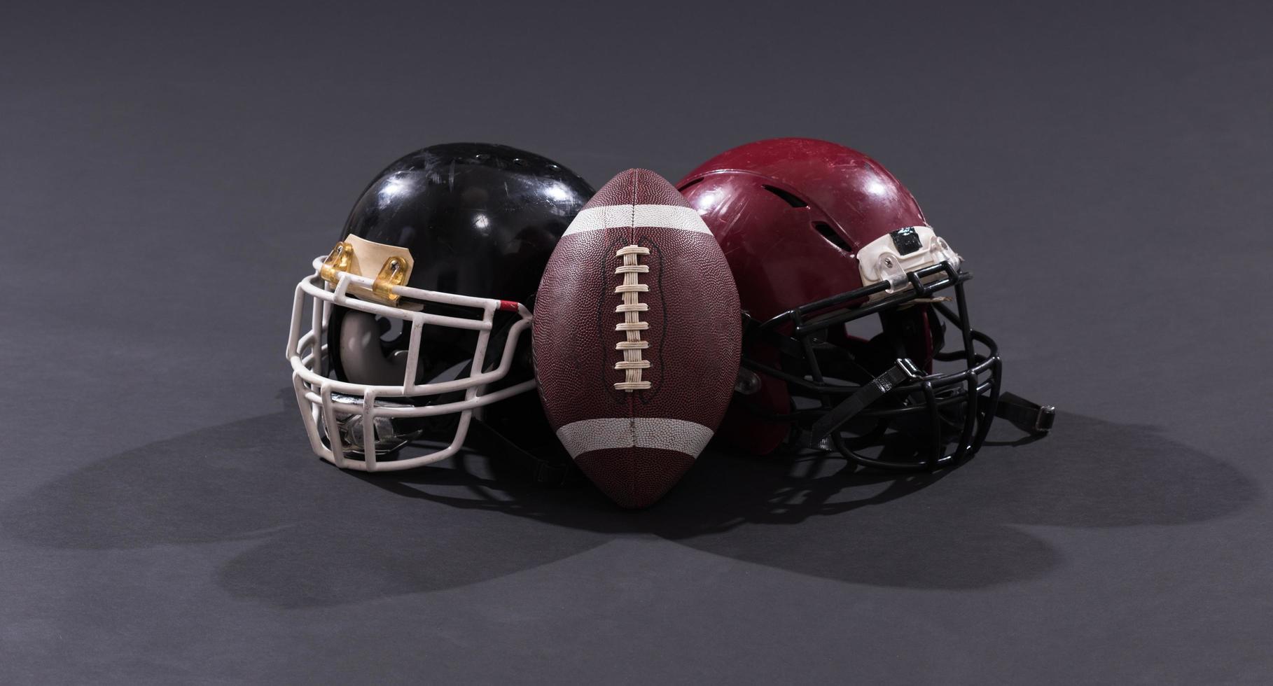 American Football und Helme isoliert auf grau foto