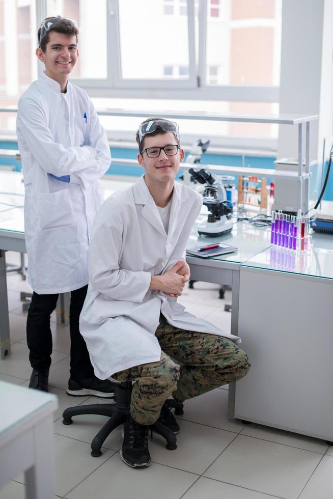 Gruppe junger Medizinstudenten, die forschen foto