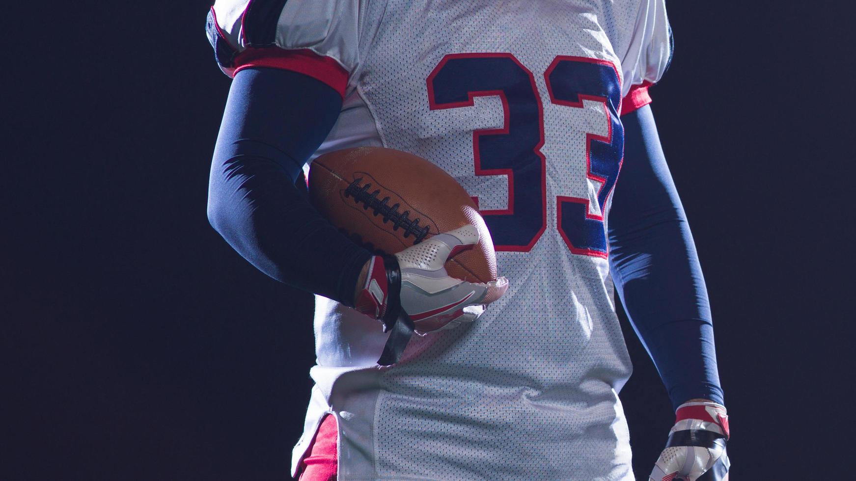 Porträt selbstbewusster American-Football-Spieler foto