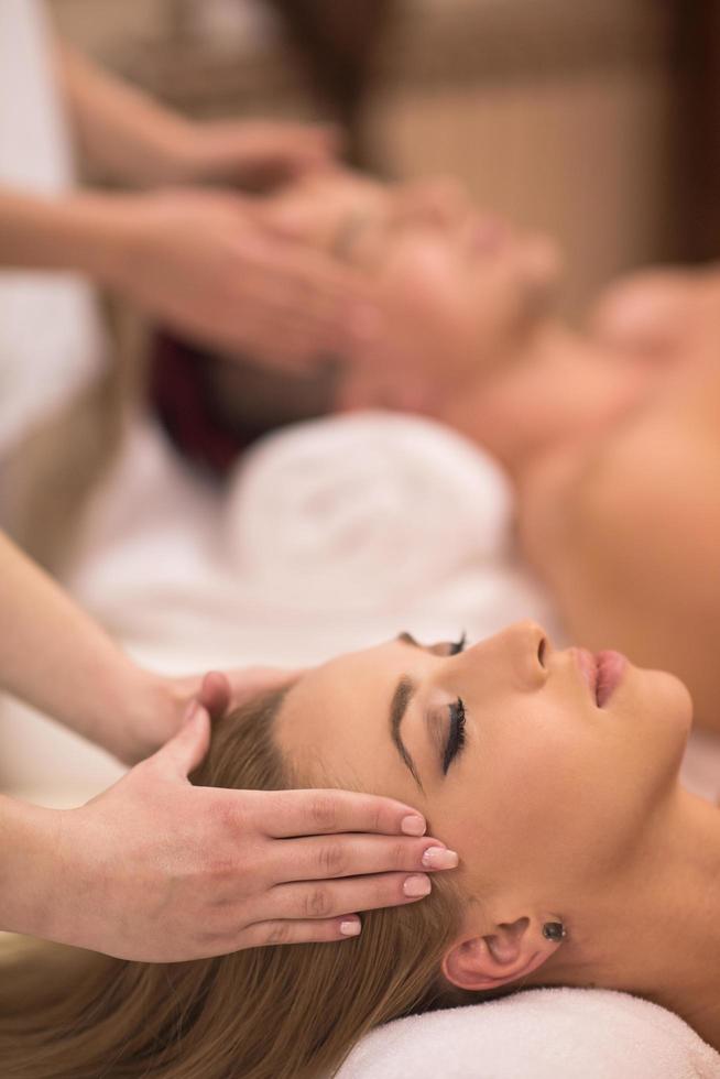 Paar genießt Kopfmassage im Spa foto