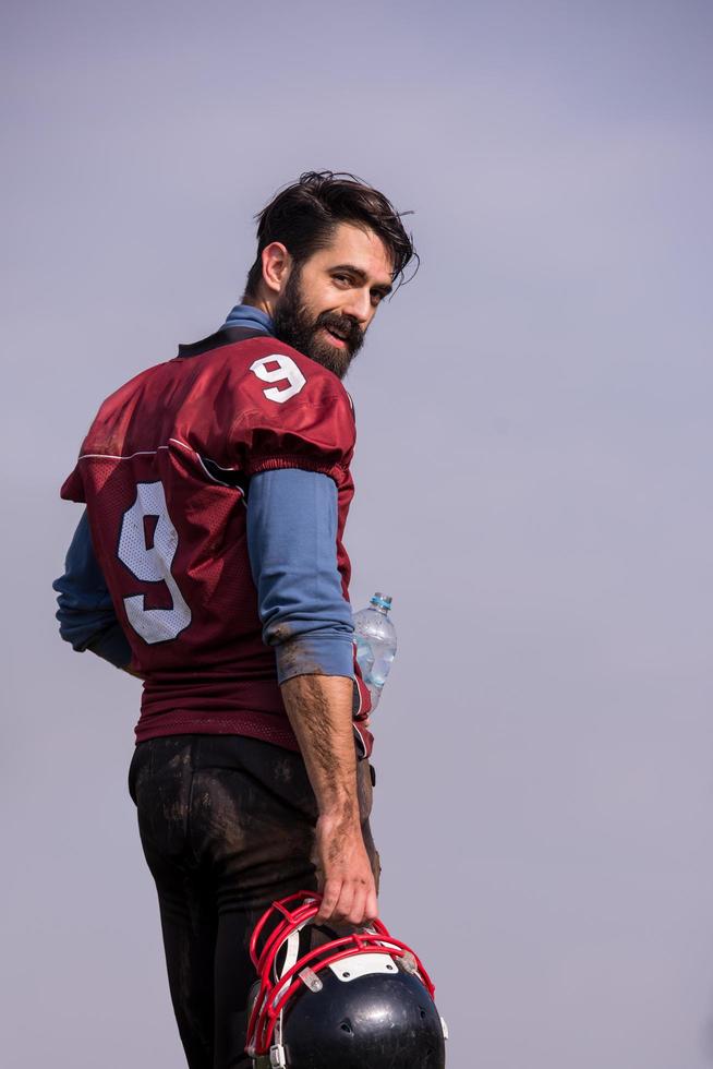 Porträt eines jungen American-Football-Spielers foto