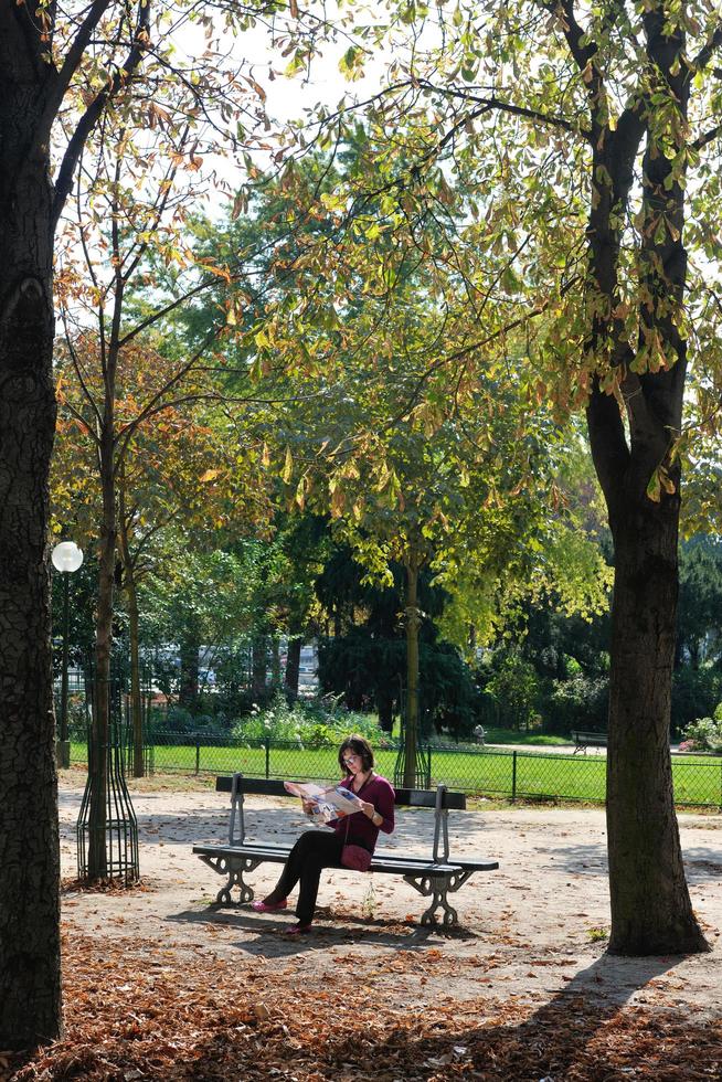 touristenfrau viel spaß in frankreich foto