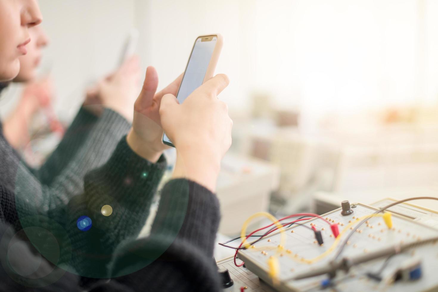 Studentin mit einem Mobiltelefon foto