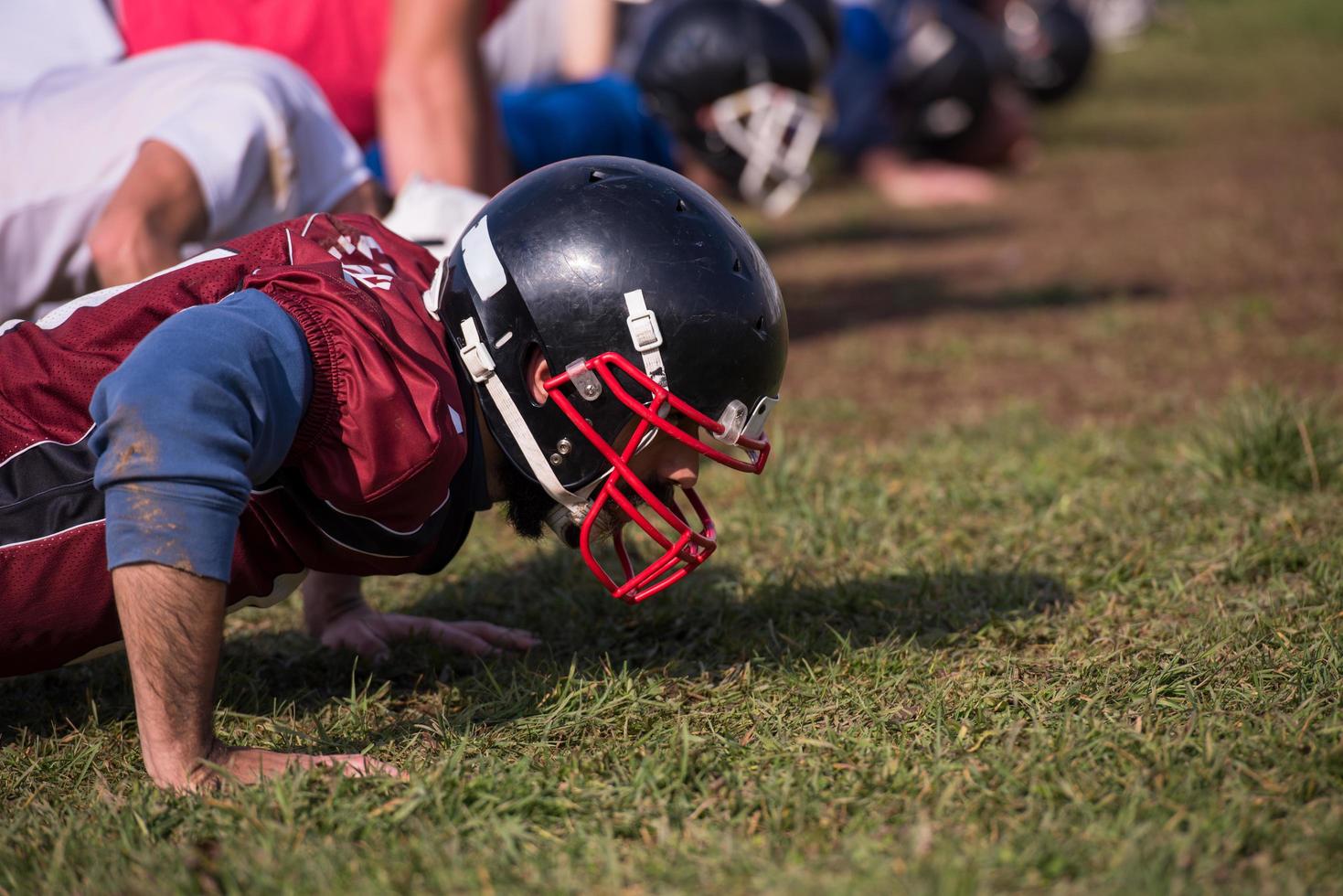 American-Football-Team macht Liegestütze foto