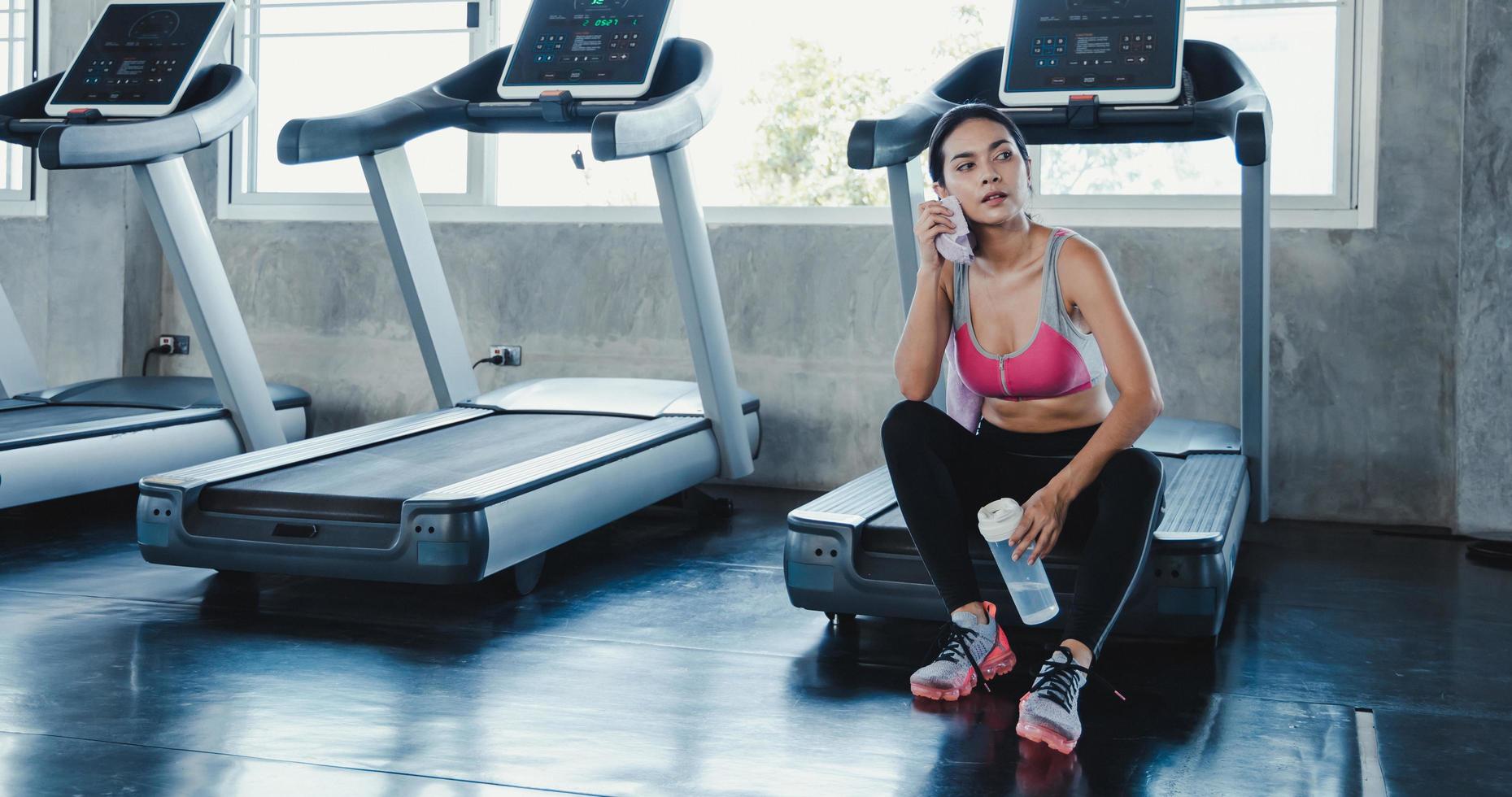 Frau, die im Fitnessstudio ruht foto