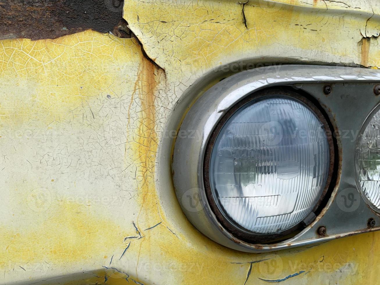 gelbe Oldtimer-Scheinwerfer, ätzender Lack auf der Front des Autos foto