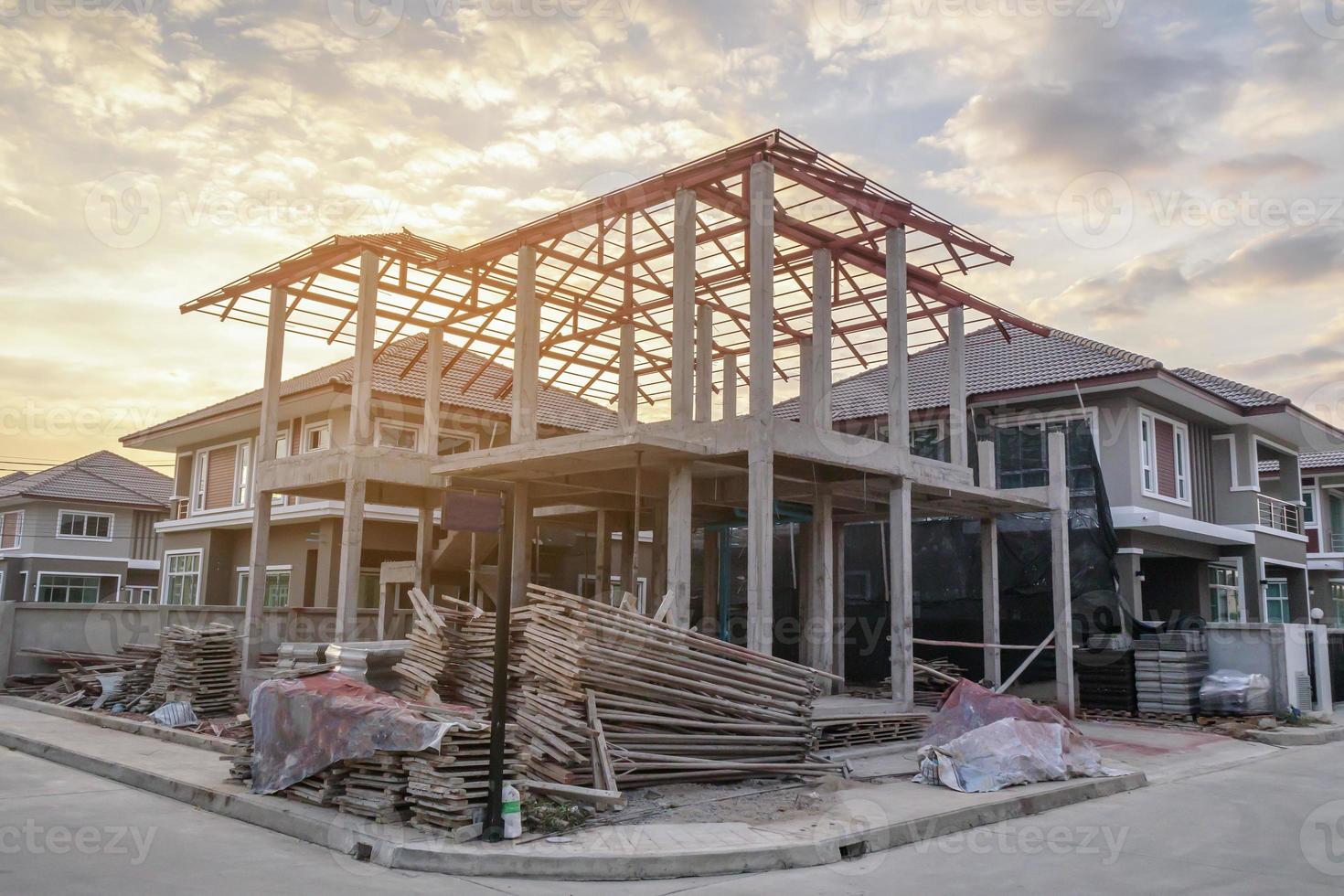 Bau neues Wohnhaus im Gange auf der Baustelle foto