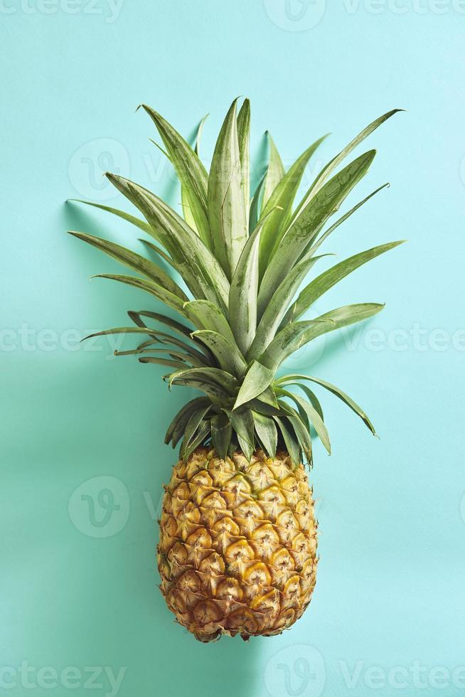 kreatives Layout aus Ananas. flach liegen. Food-Konzept. foto