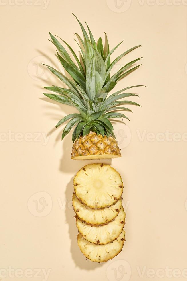 geschnittene Ananas isoliert auf weißem Hintergrund. Ansicht von oben. foto