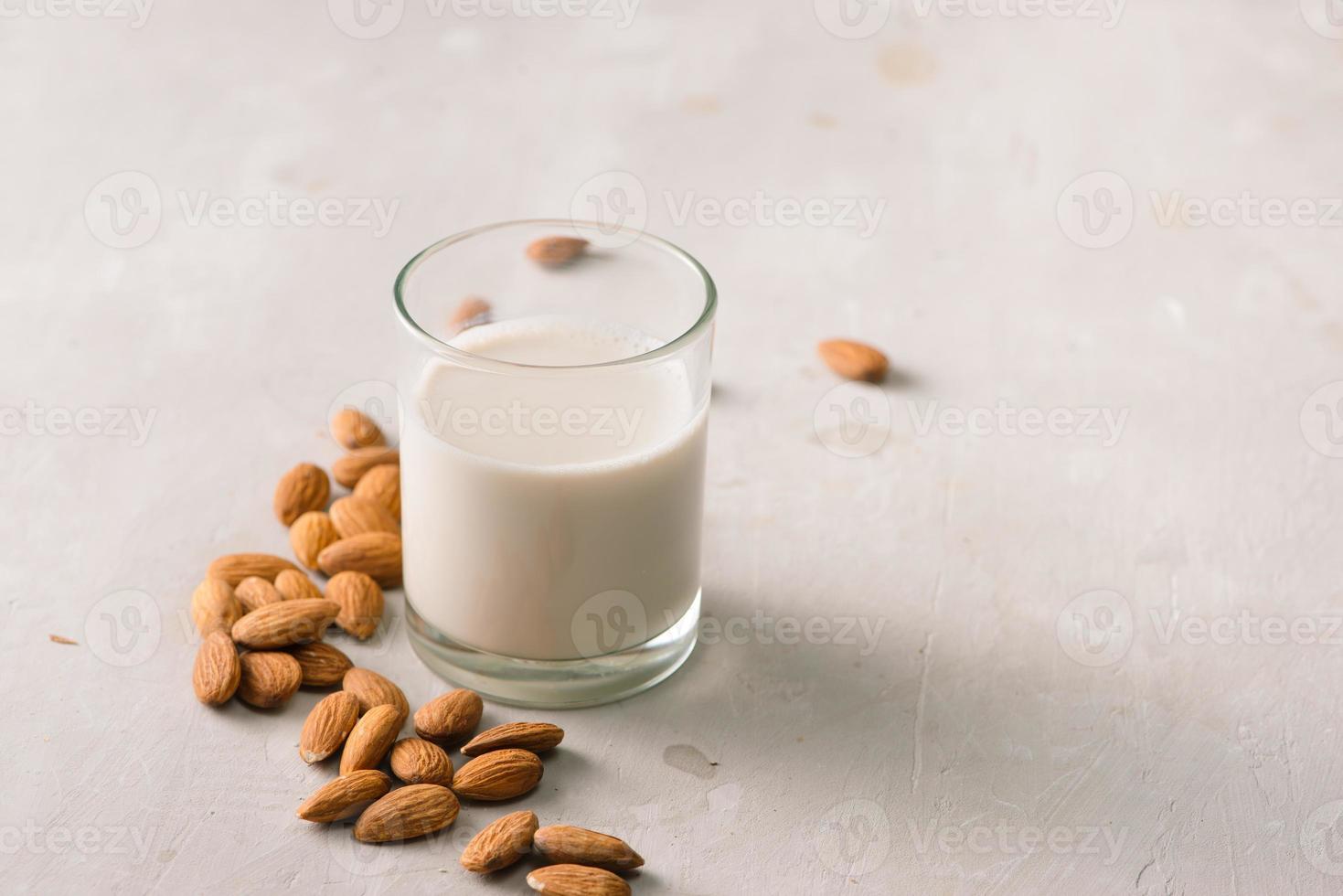 Mandelmilch im Glas. Bio gesunder Snack vegan vegetarisch foto