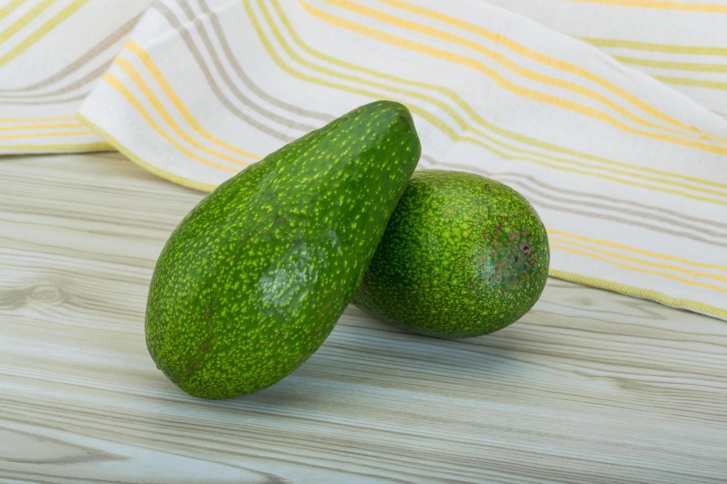 Avocado auf hölzernem Hintergrund foto