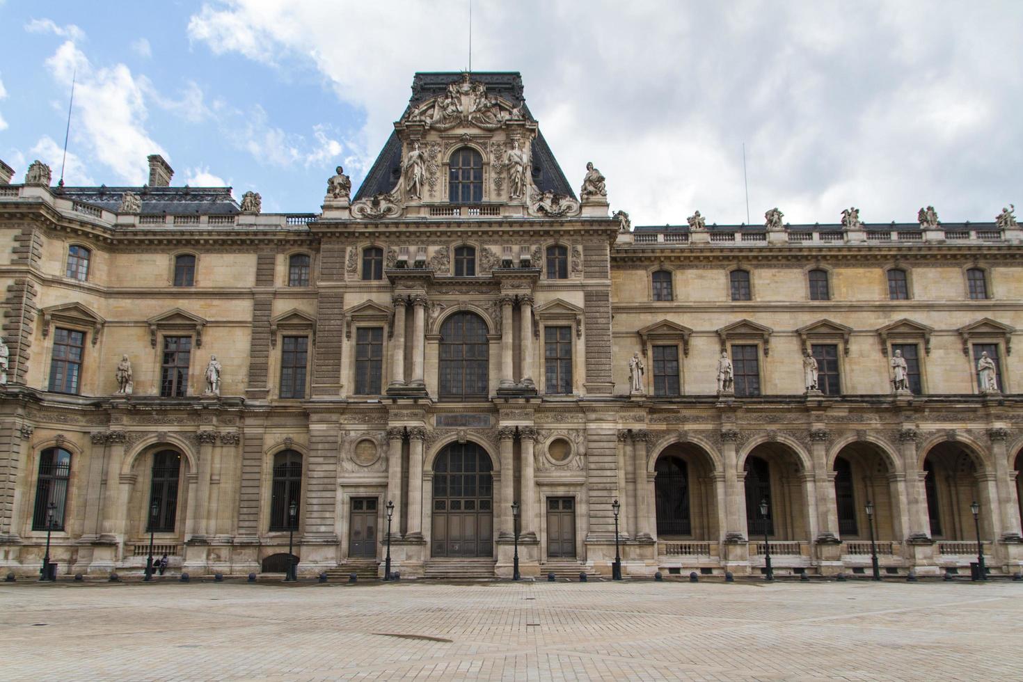 paris, frankreich, 2022 - ansicht des louvre-museums foto