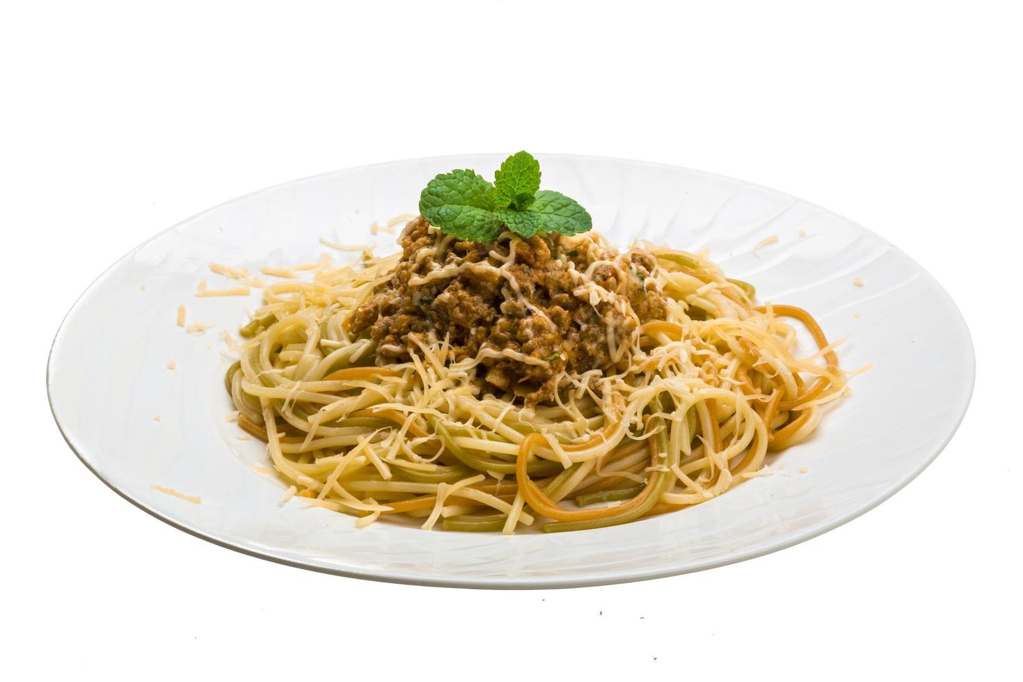 Pasta Bolognese auf Weiß foto