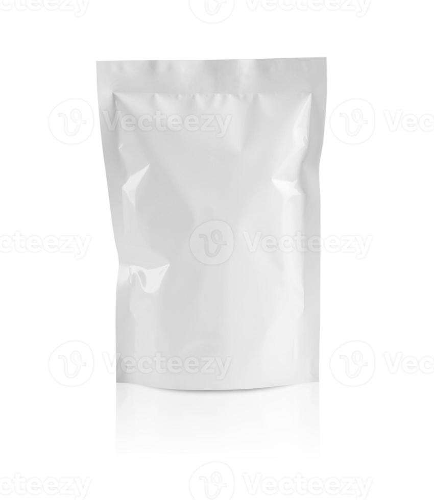 leere weiße aluminiumfolie kunststoffbeutel beutel verpackungsmockup isoliert auf weißem hintergrund foto
