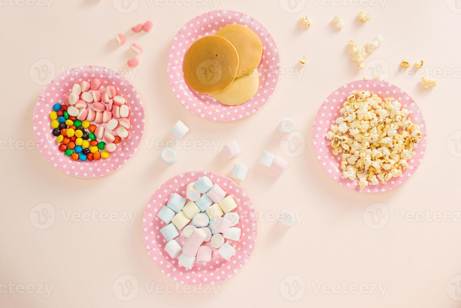 Pfannkuchen mit Süßigkeiten für die Kinder. Ansicht von oben foto