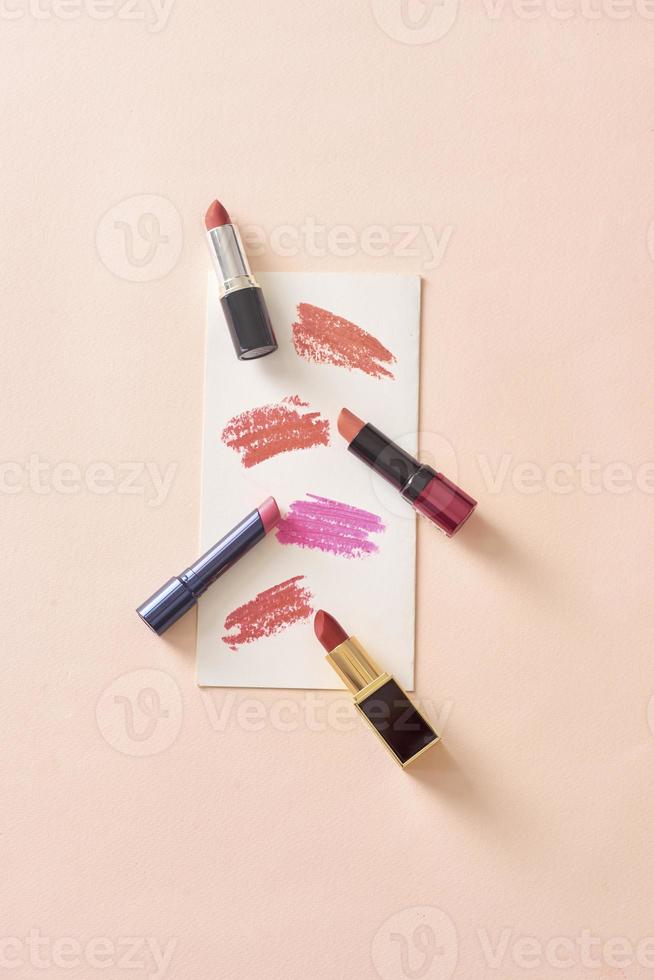 satz farbige lippenstifte. Lippenstiftfarben. Schönheit und Kosmetik background.fashion Lippenstift. foto