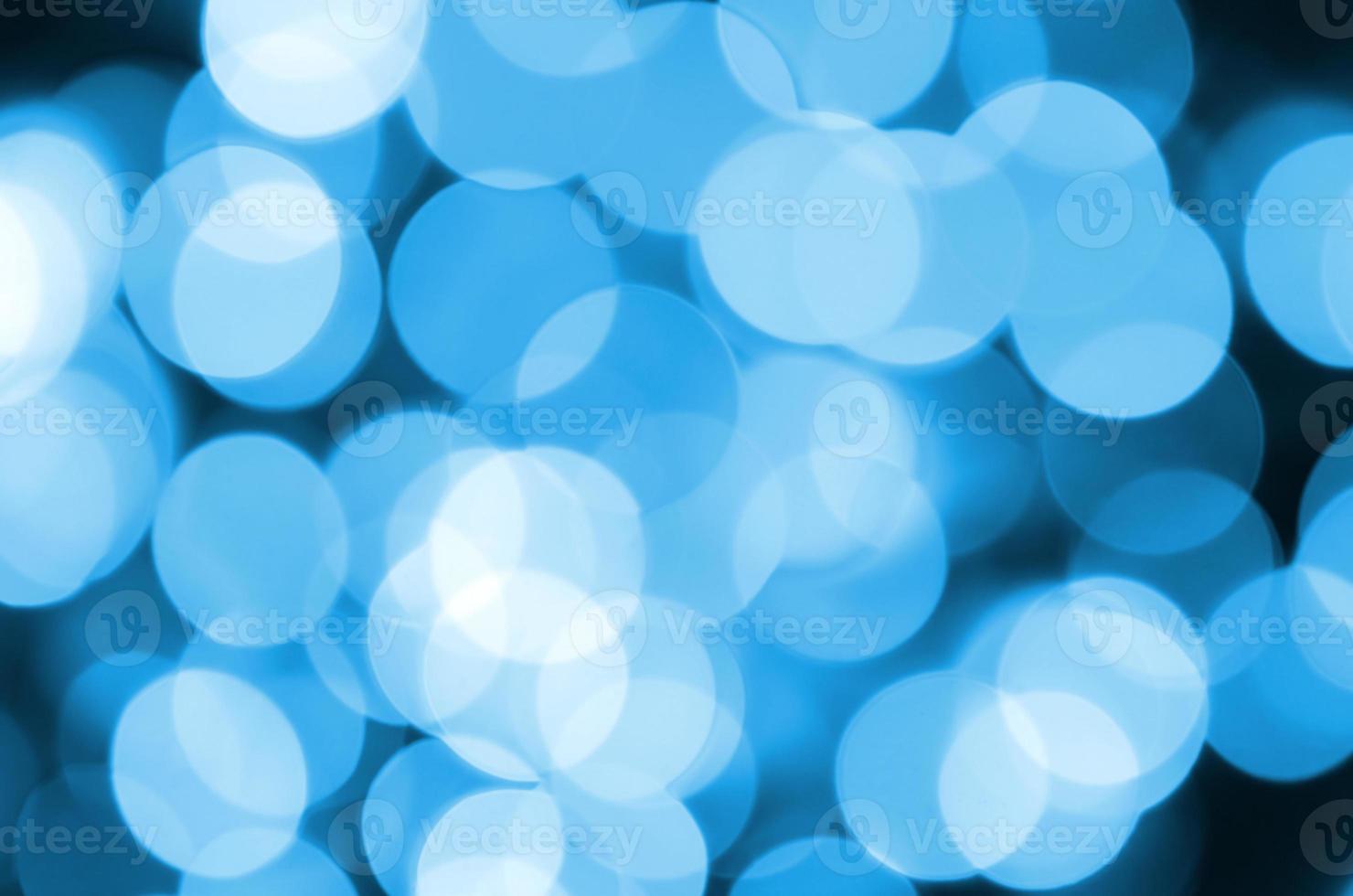 blauer festlicher weihnachtseleganter abstrakter hintergrund mit vielen bokeh-lichtern. defokussiertes künstlerisches Bild foto