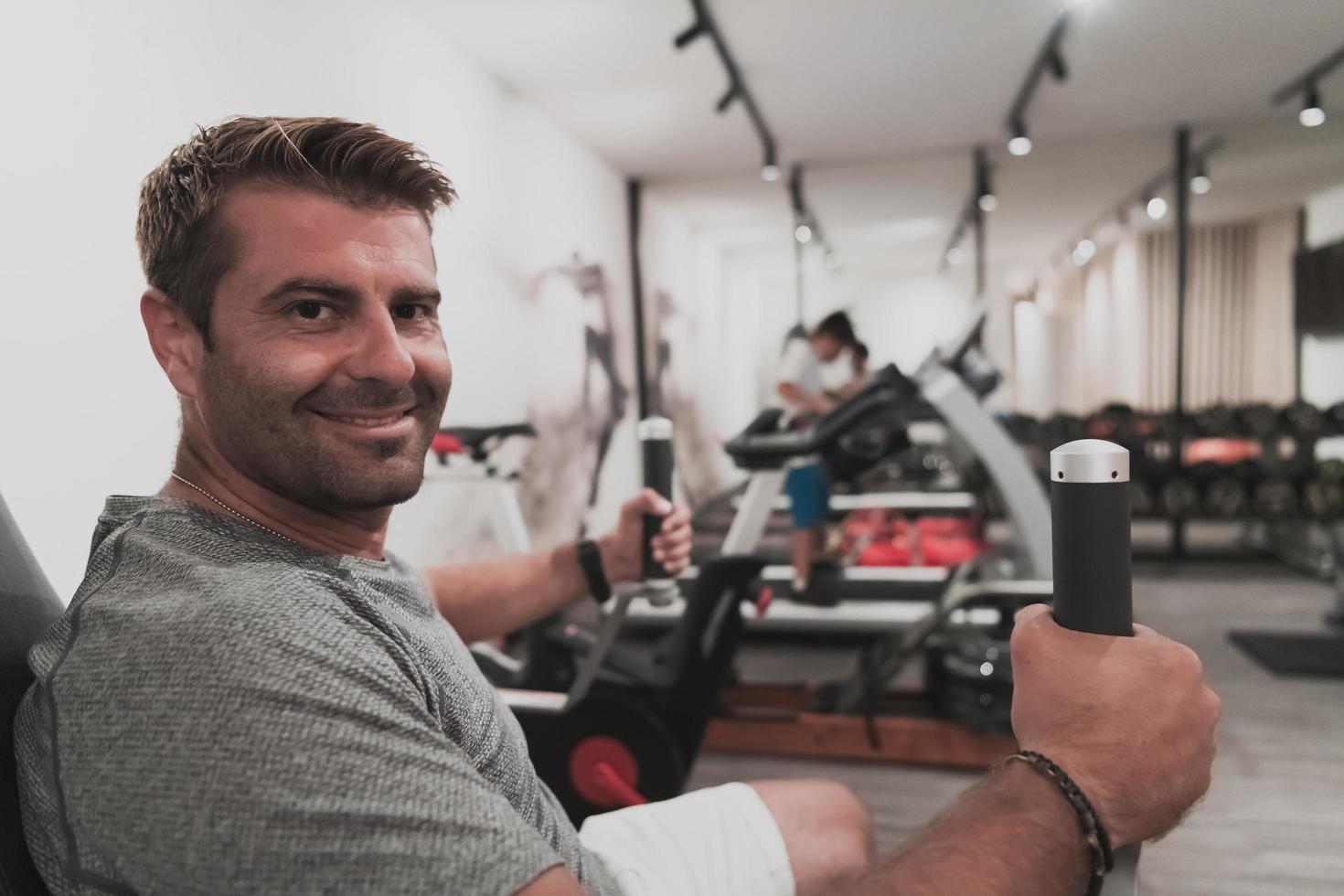 vater und sohn trainieren zusammen zu hause im fitnessstudio. das Konzept des gesunden Lebens. selektiver Fokus foto