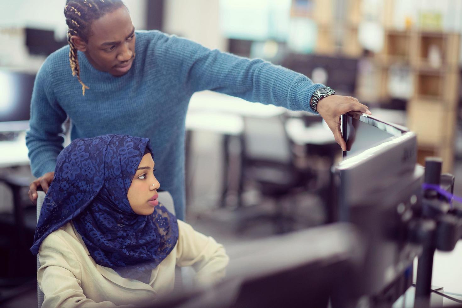 junge schwarze muslimische softwareentwicklerin bei der arbeit foto