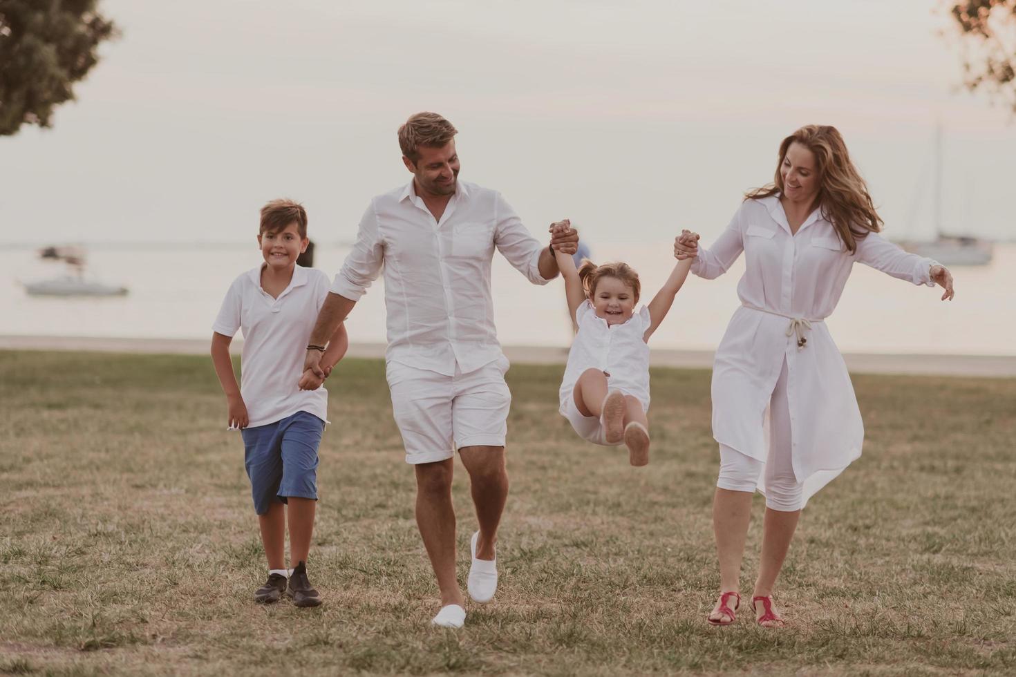 Seniorenpaar in Freizeitkleidung mit ihren Kindern, Jungen und Mädchen genießen den Strand und verbringen einen gemeinsamen Urlaub. Familienzeit . selektiver Fokus foto