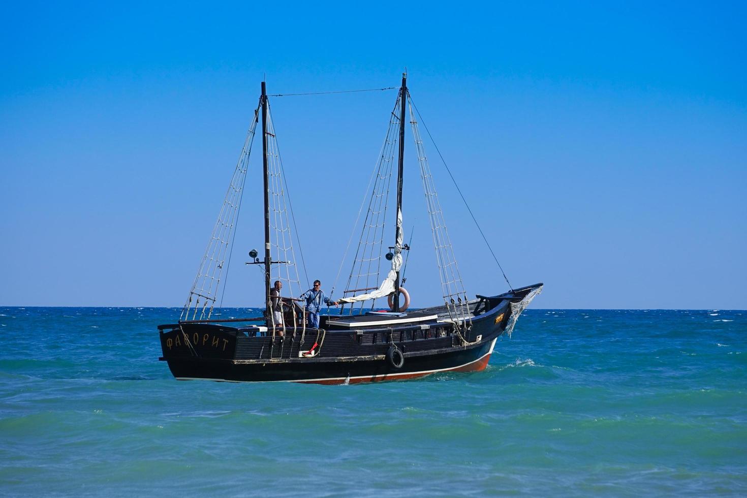 Koktebel, Krim - 27. Juni 2015 - Meereslandschaft mit einem Vergnügungsschiff im Retro-Stil foto