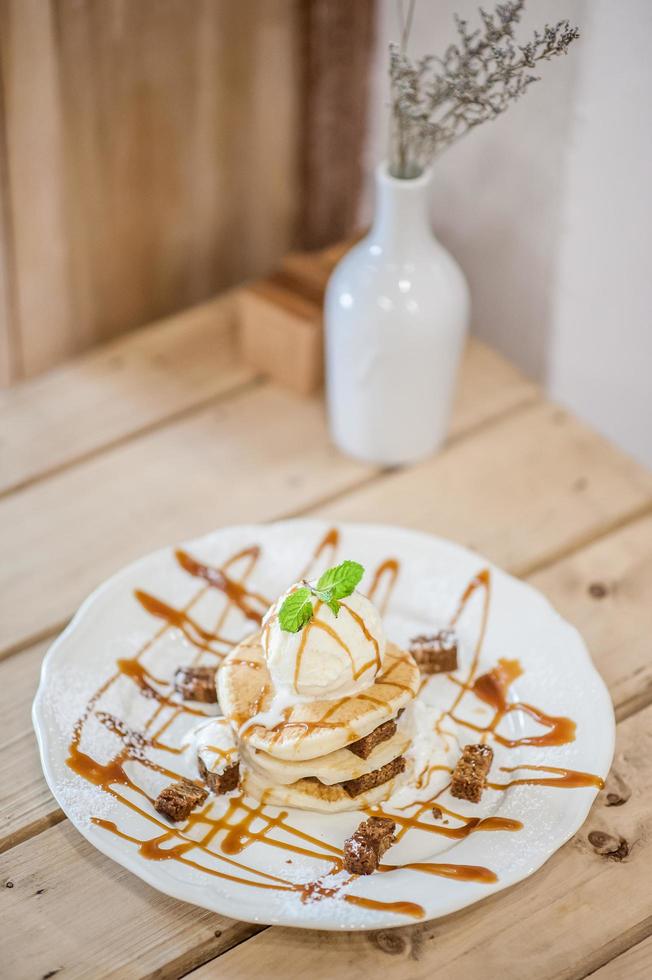 Schokoladen-Karamell-Brownies und Pfannkuchen mit Eis obendrauf foto