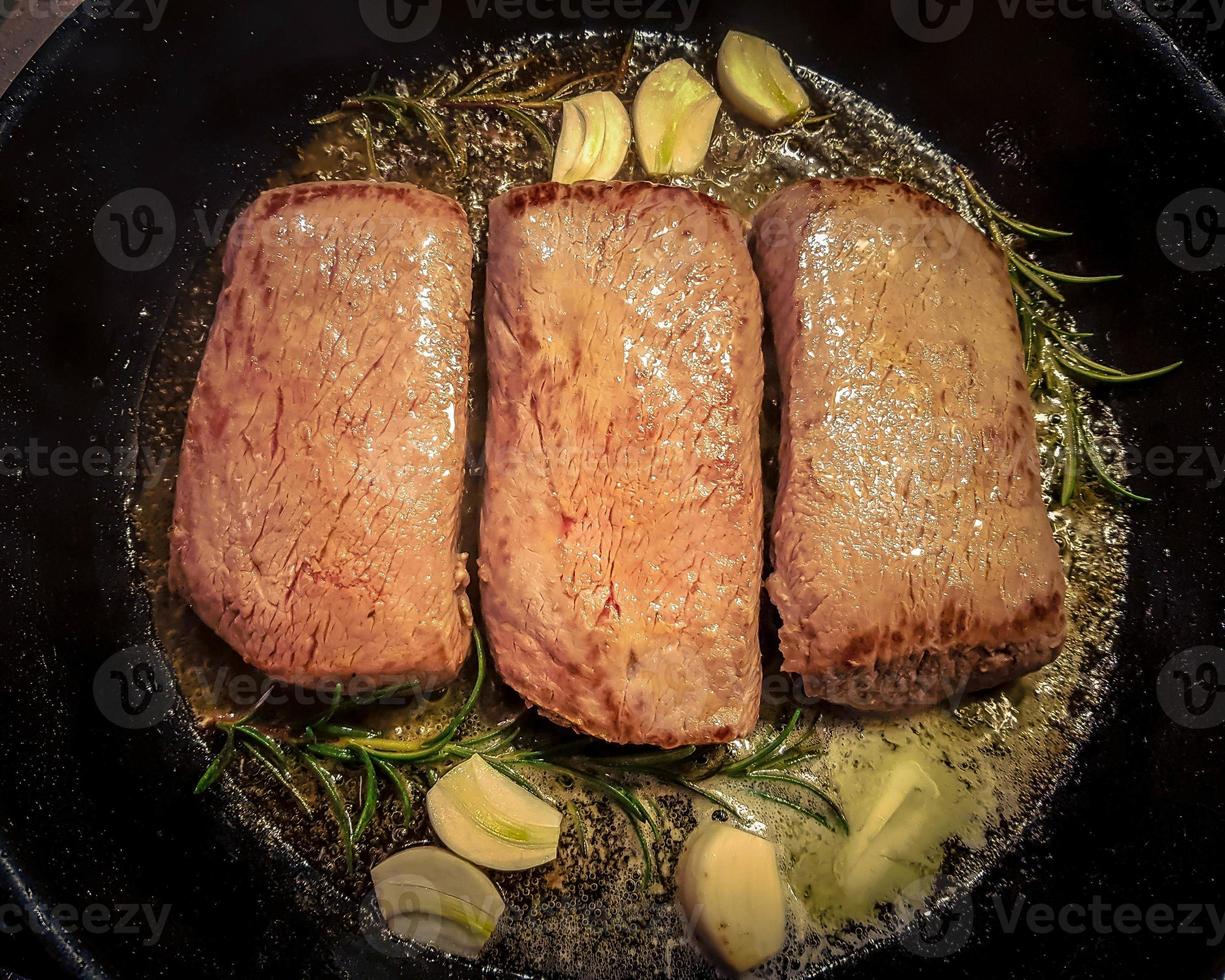 Rosmarin-Lammsteaks mit Knoblauch foto