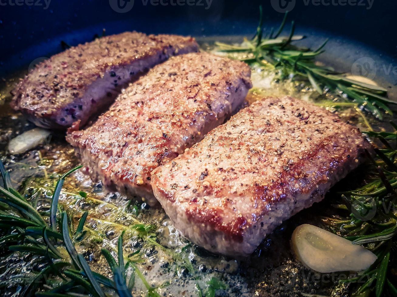 Rosmarin-Lammsteaks mit Knoblauch foto