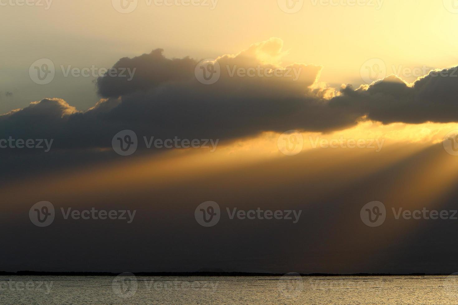 Sonnenaufgang am Ufer des Toten Meeres in Israel. die sonne geht hinter den bergen in jordanien auf. foto