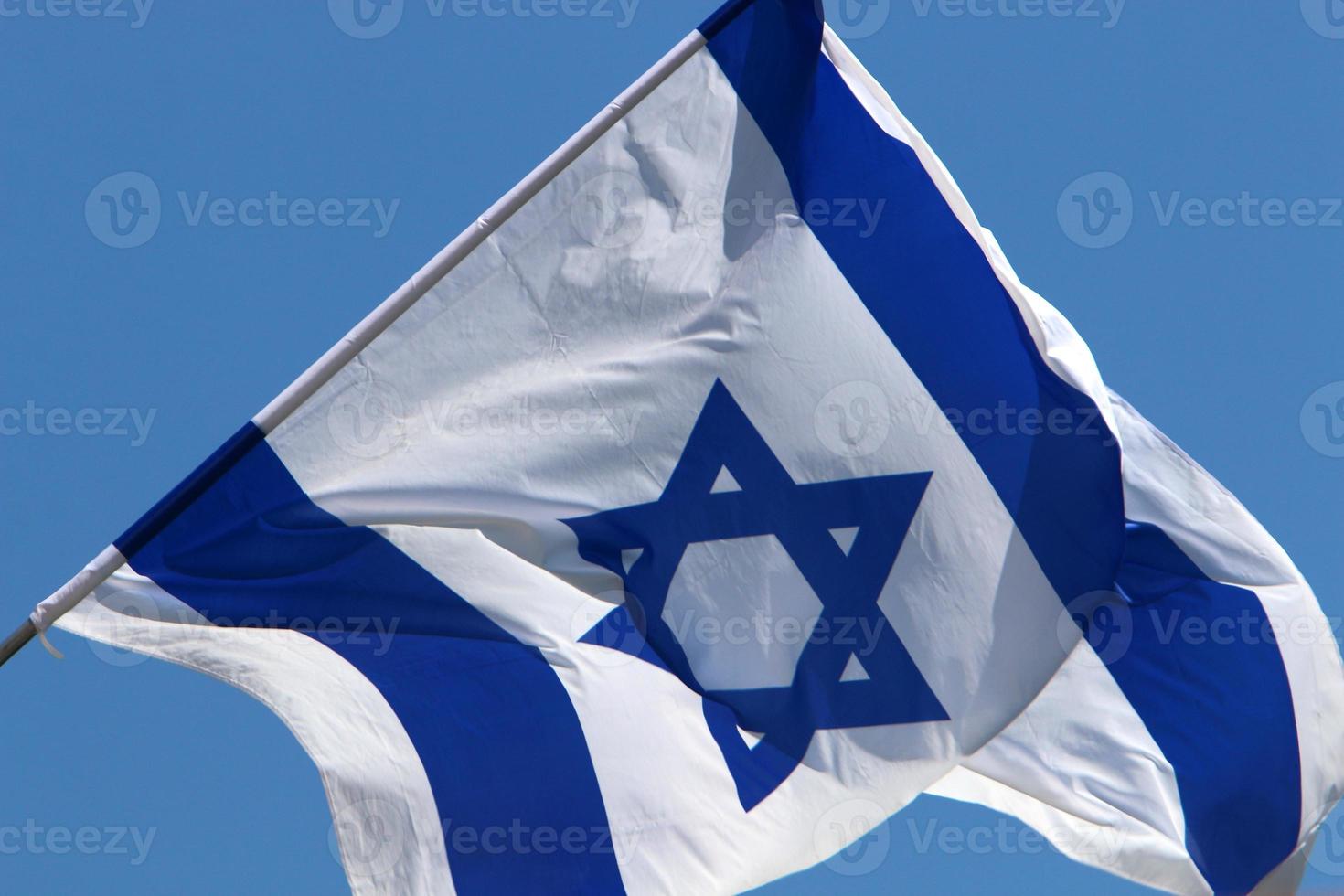 die blau-weiße Flagge Israels mit dem sechszackigen Davidstern. foto