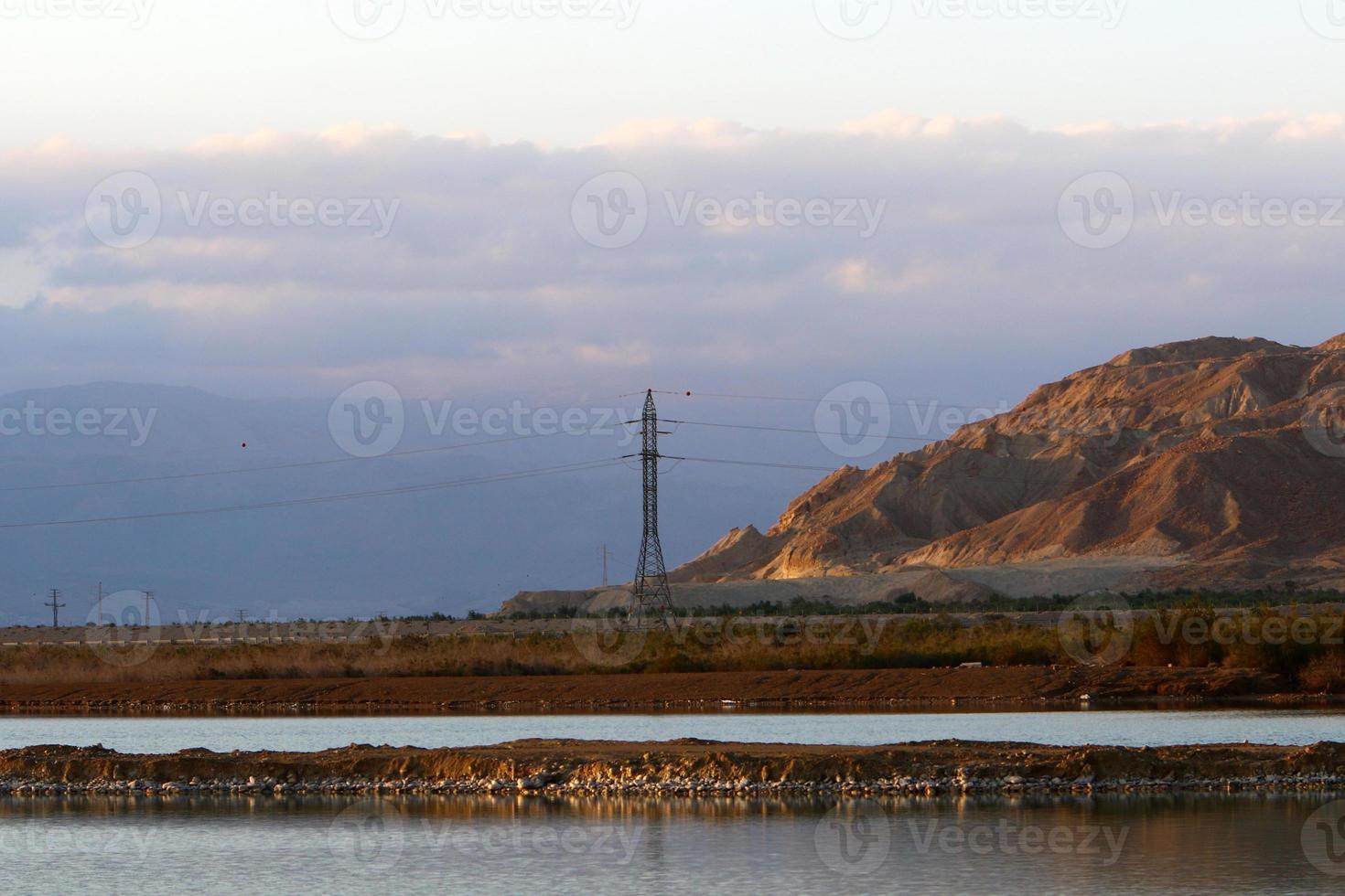 Sonnenaufgang am Ufer des Toten Meeres in Israel. die sonne geht hinter den bergen in jordanien auf. foto