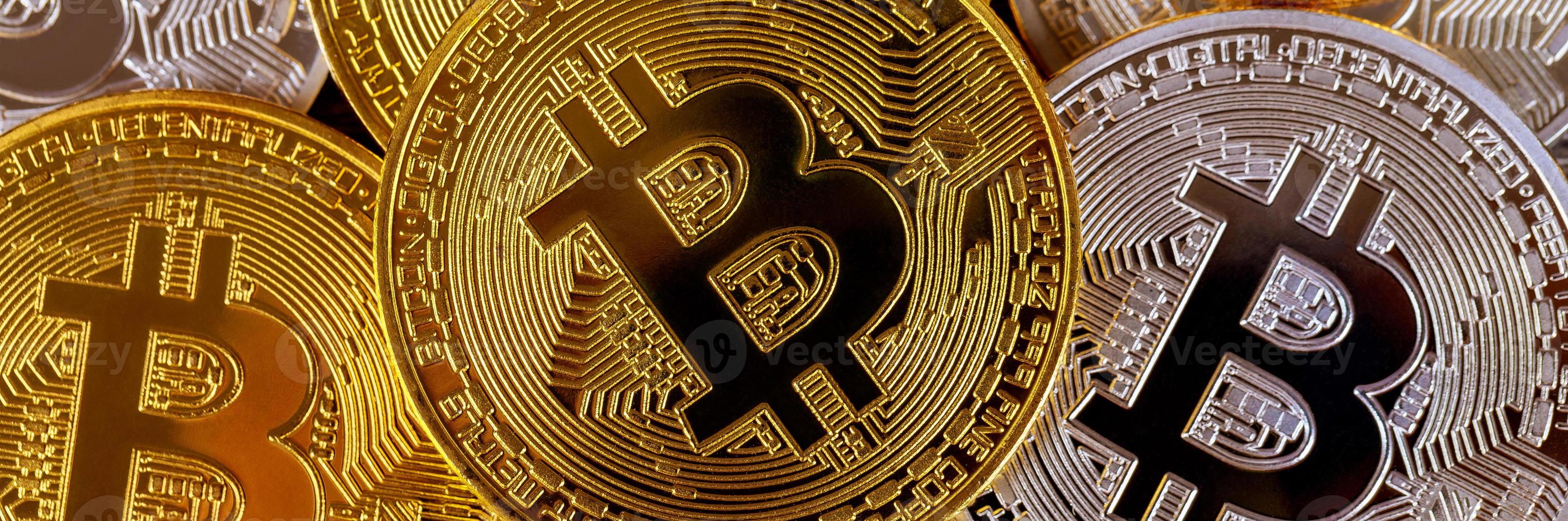 viele goldene Bitcoins. kryptowährung und virtuelles geldkonzept foto