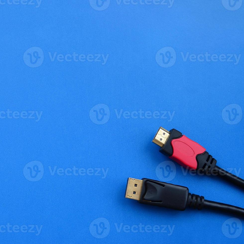 Audio-Video-HDMI-Computerkabelstecker und vergoldeter 20-poliger Displayport-Stecker für eine einwandfreie Verbindung auf blauem Hintergrund foto