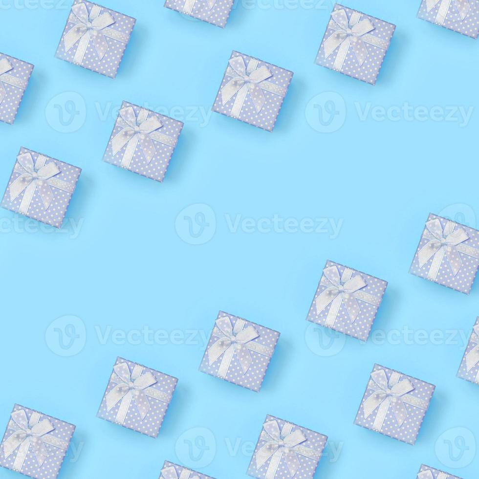 viele blaue geschenkboxen liegen auf texturhintergrund von pastellblauem modepapier in minimalem konzept foto