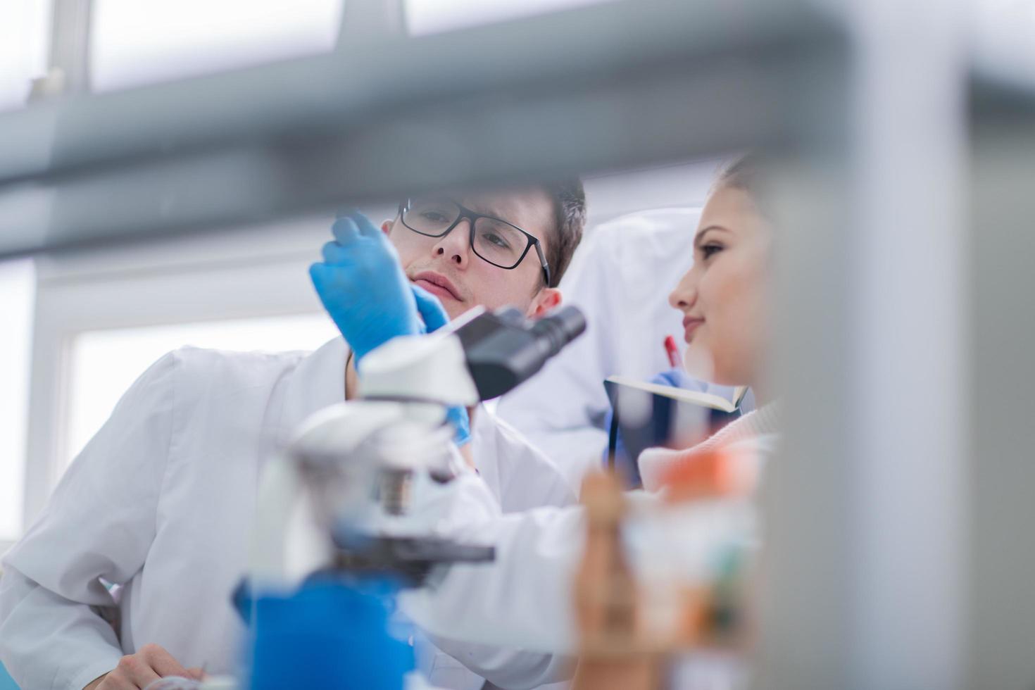 Gruppe junger Medizinstudenten, die forschen foto