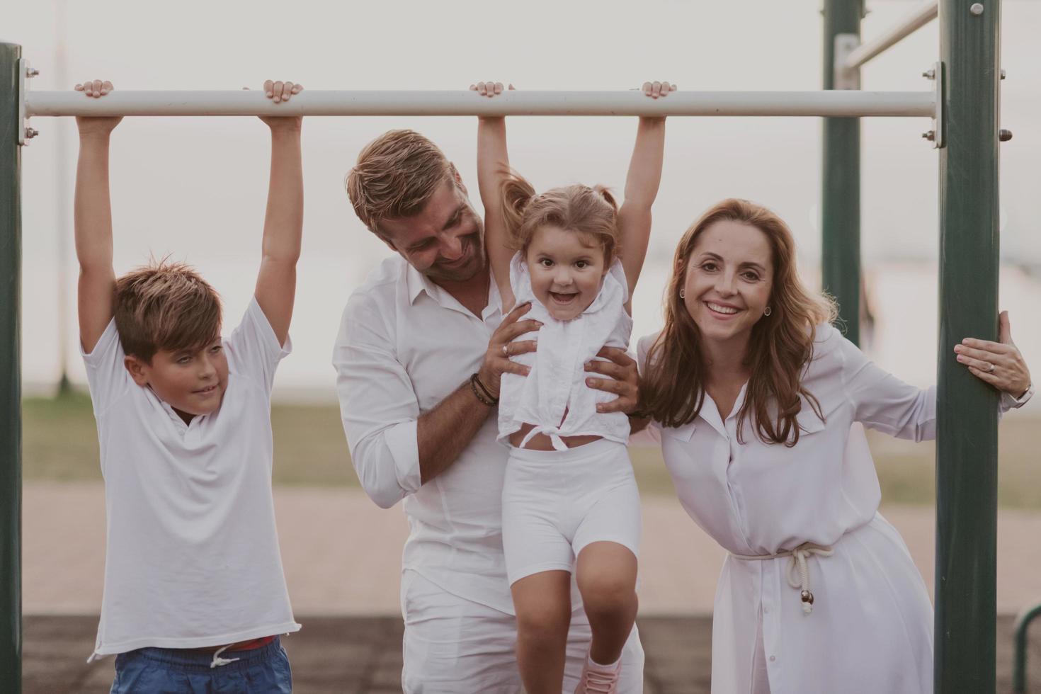 Seniorenpaar in Freizeitkleidung mit ihren Kindern, die Zeit im Park verbringen, um gemeinsam Urlaub zu machen. Familienzeit . selektiver Fokus foto