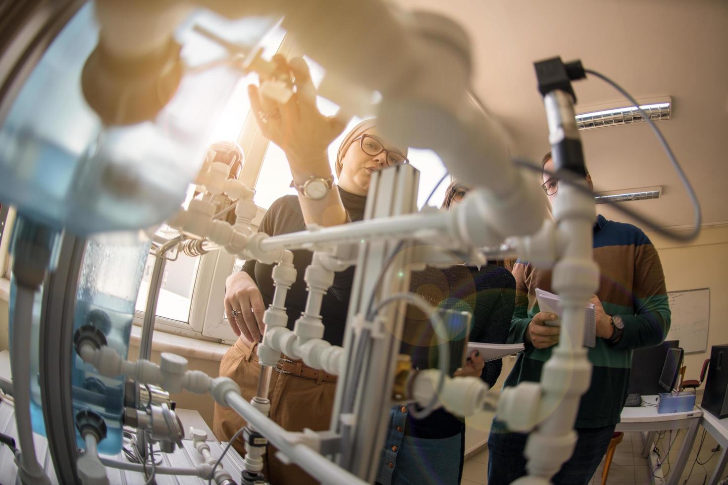 junge studenten, die im elektronischen klassenzimmer üben foto