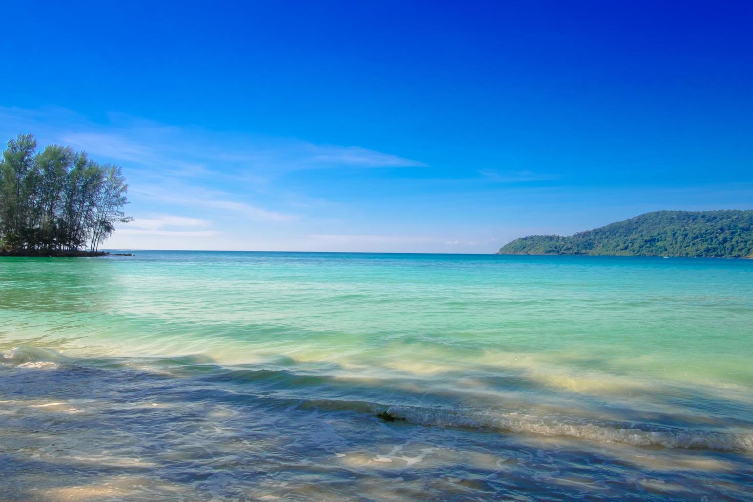 schöne exotische strandlandschaft als sommerhintergrund mit blauem himmel für reise in der urlaubsentspannungszeit foto