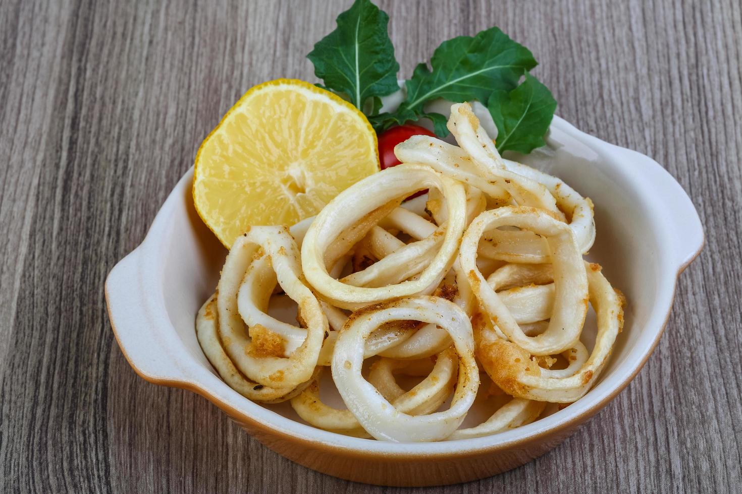 Tintenfisch Calamari auf Holz foto