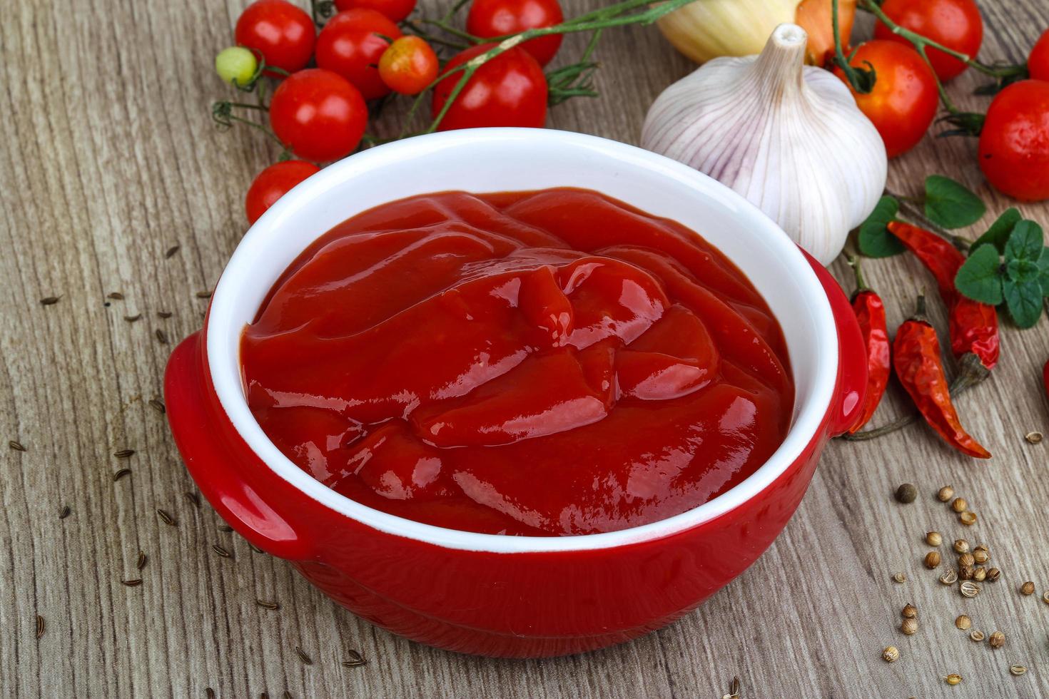 Tomatenketchup auf Holz foto