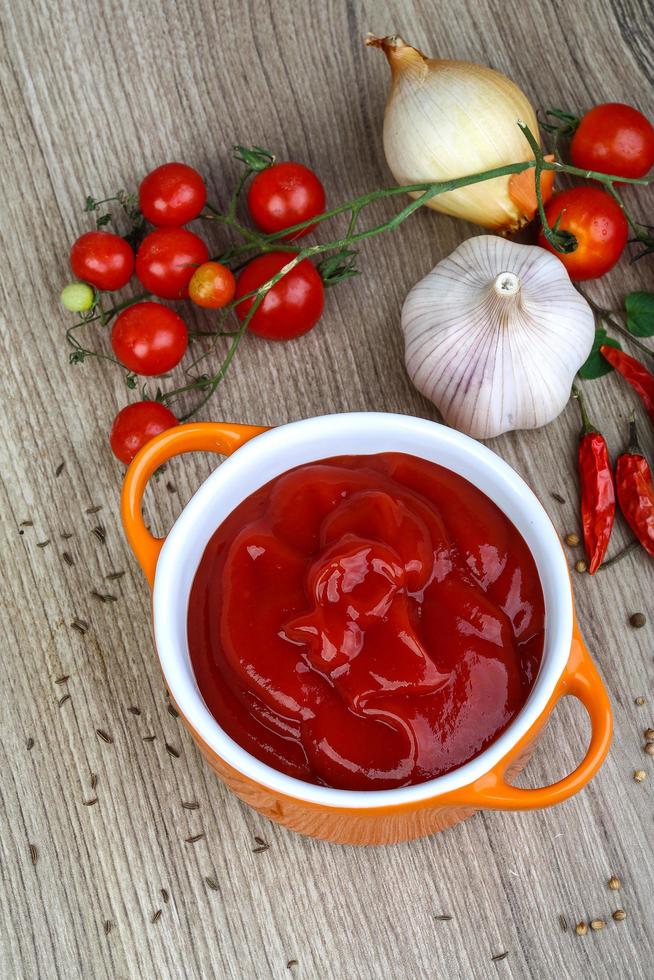 Tomatenketchup auf Holz foto