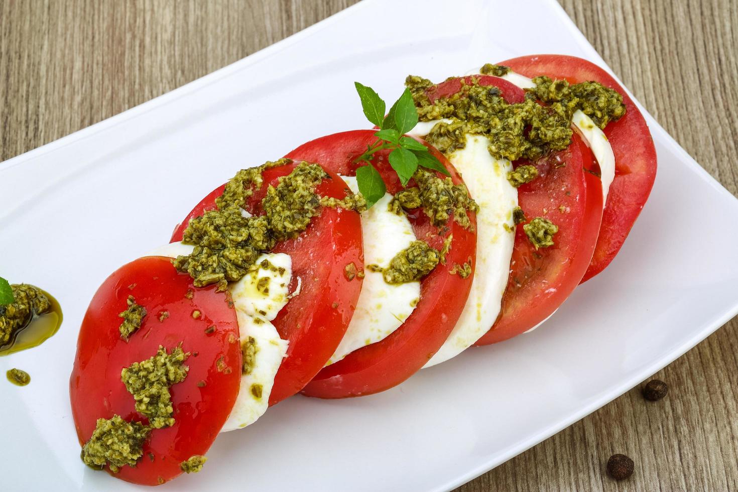 Caprese-Salat auf Teller foto