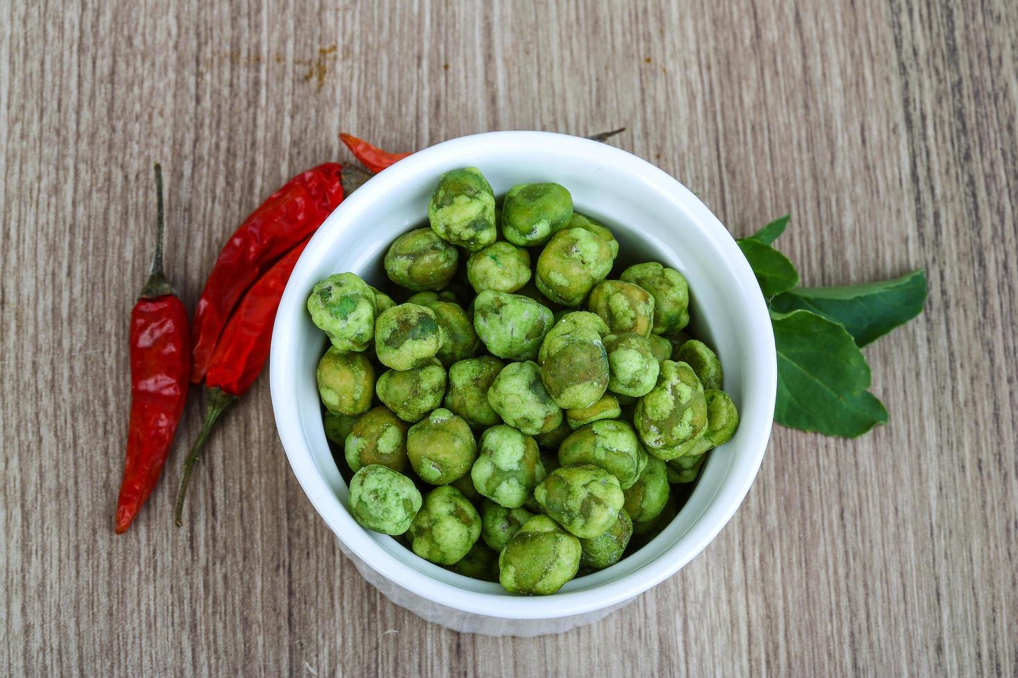 Wasabi-Erbsen auf Holz foto