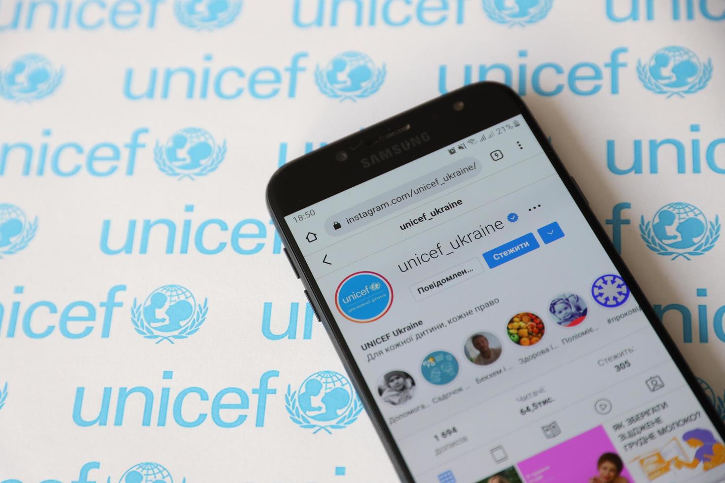 ternopil, ukraine - 2. mai 2022 unicef-instagram-konto auf dem smartphone-bildschirm - programm der vereinten nationen, das humanitäre und entwicklungshilfe für kinder leistet foto